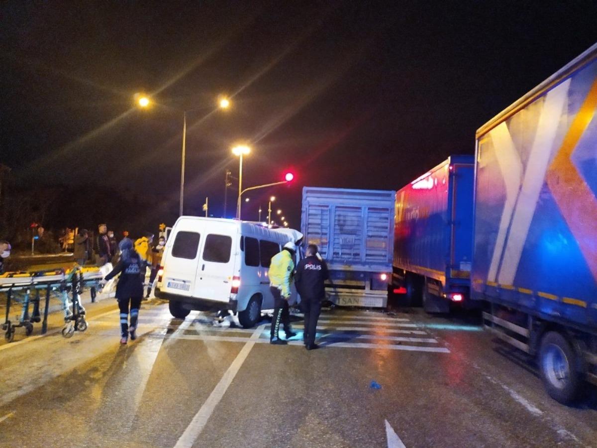 Minib&uuml;s, kırmızı ışıkta bekleyen tıra arkadan &ccedil;arptı: 1 &ouml;l&uuml; 2 yaralı