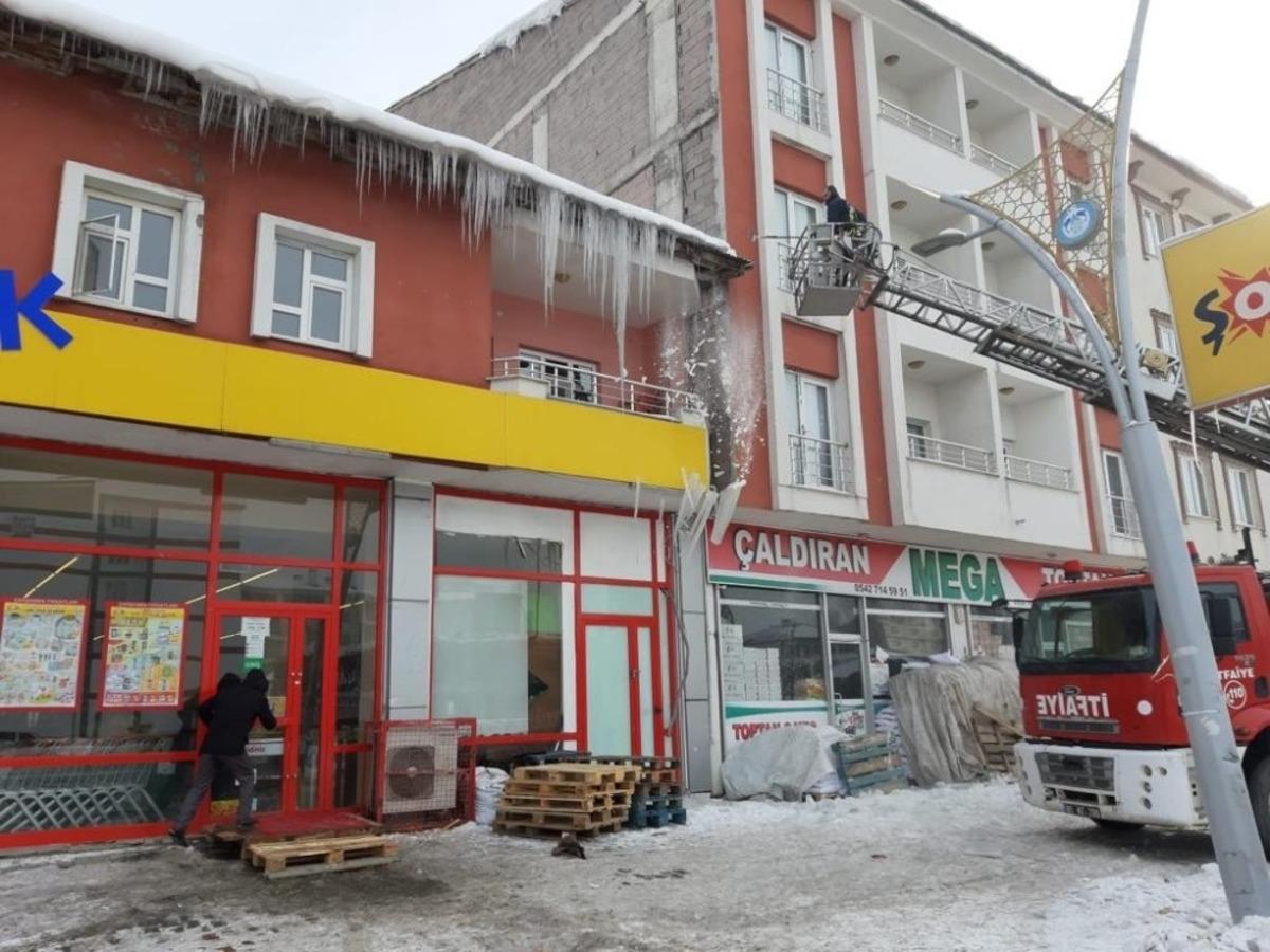 Van&rsquo;da tehlike oluşturan buz sarkıtları temizleniyor