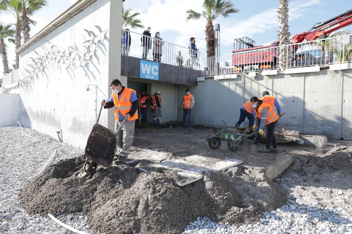 Fırtına Konyaaltı&rsquo;nda 100 ağaca zarar verdi