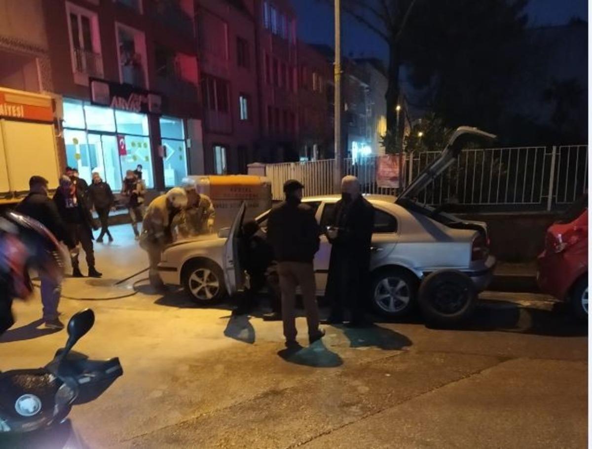 Bursa&rsquo;da alev alan otomobili mahalle sakinleri s&ouml;nd&uuml;rd&uuml;