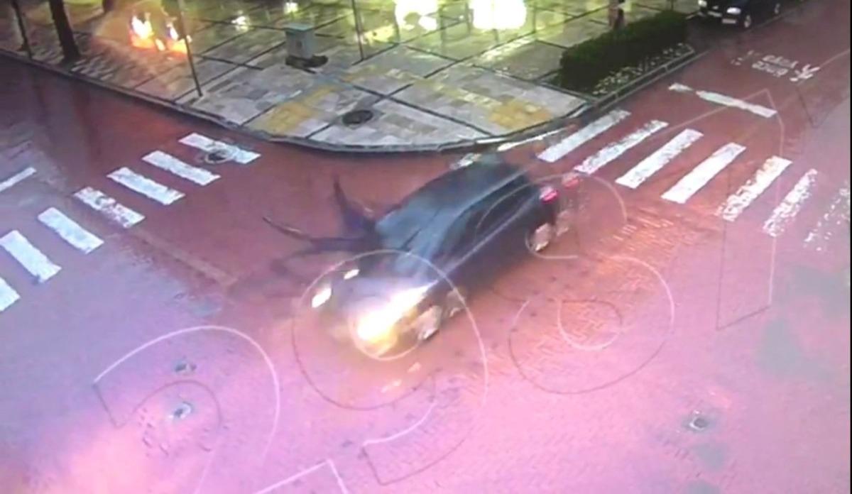 Otomobilin &ccedil;arptığı bisiklet s&uuml;r&uuml;c&uuml;s&uuml; havada takla attı