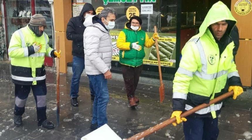 Besni&rsquo;nin kaldırımları kardan temizleniyor