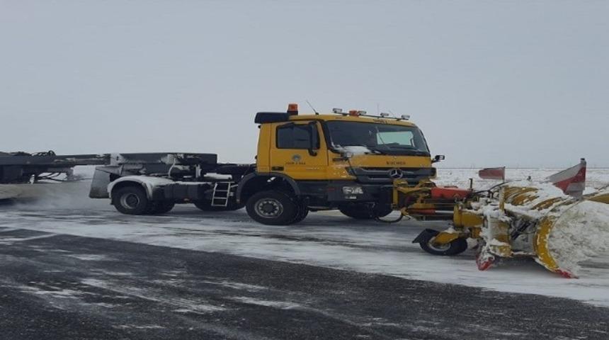 Kars Harakani Havalimanında kar ve buzlanmaya karşı yoğun m&uuml;cadele