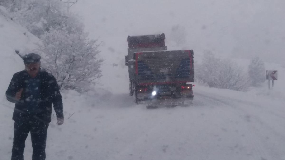 Tunceli&rsquo;de iki il&ccedil;e arasındaki yol kar yağışı nedeniyle ulaşıma kapatıldı