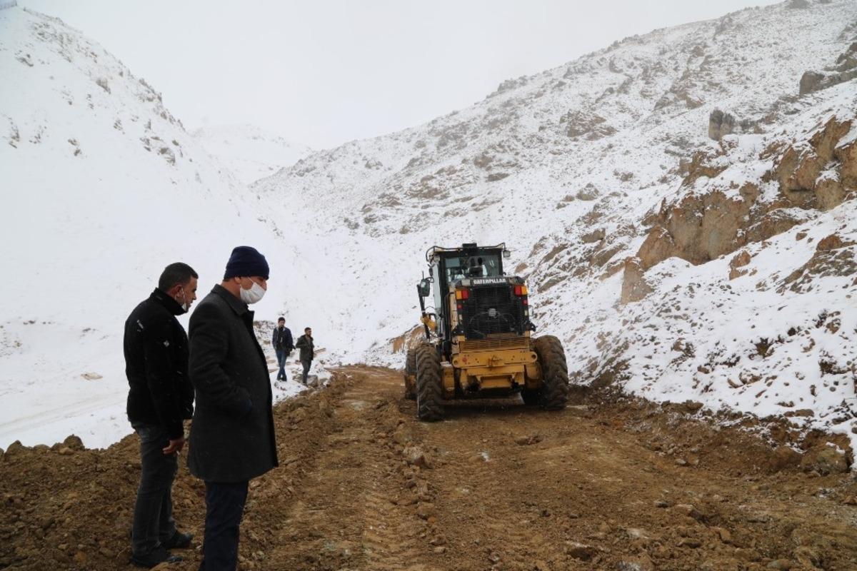 Başkale&rsquo;de 30 yıllık yol &ccedil;ilesi bitti