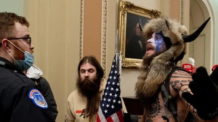 Mızraklı 'QAnon Şamanı', Trump aleyhinde ifade vermek istiyor: 'Bize ihanet etti'