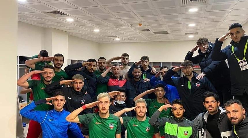 Diyarbekirsporlu futbolcular asker selamı vererek Ali Gaffar Okkan&rsquo;ı andı