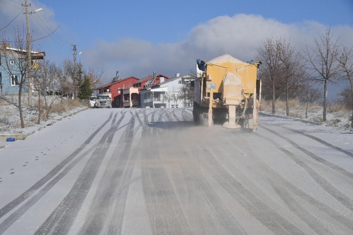 Isparta Belediyesi don olayına karşı tuzlama &ccedil;alışması yaptı