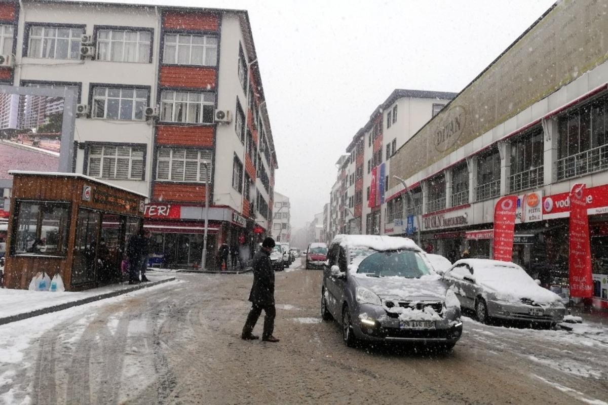 G&uuml;m&uuml;şhane&rsquo;de etkili kar yağışı