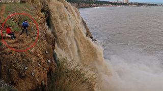 Çamur akan şelalede gençlerin tehlikeli eğlencesi