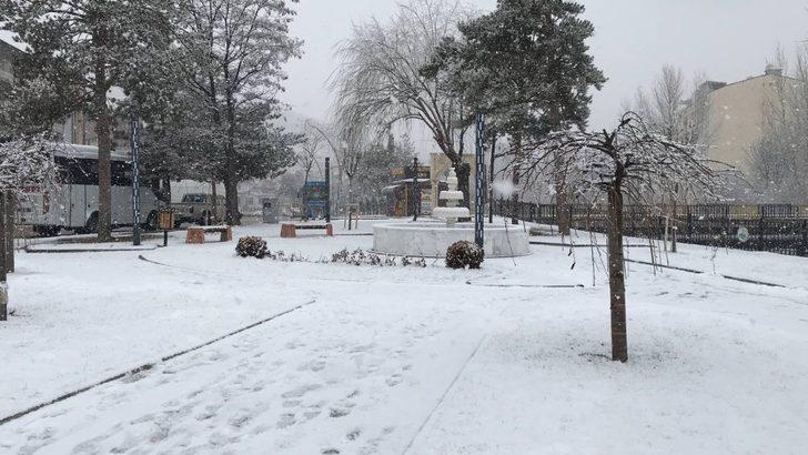 Bayburt’ta kar yağışı kent merkezini beyaza bürüdü G2
