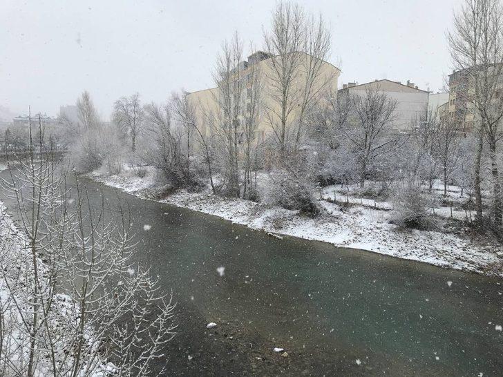 Bayburt’ta kar yağışı kent merkezini beyaza bürüdü G4