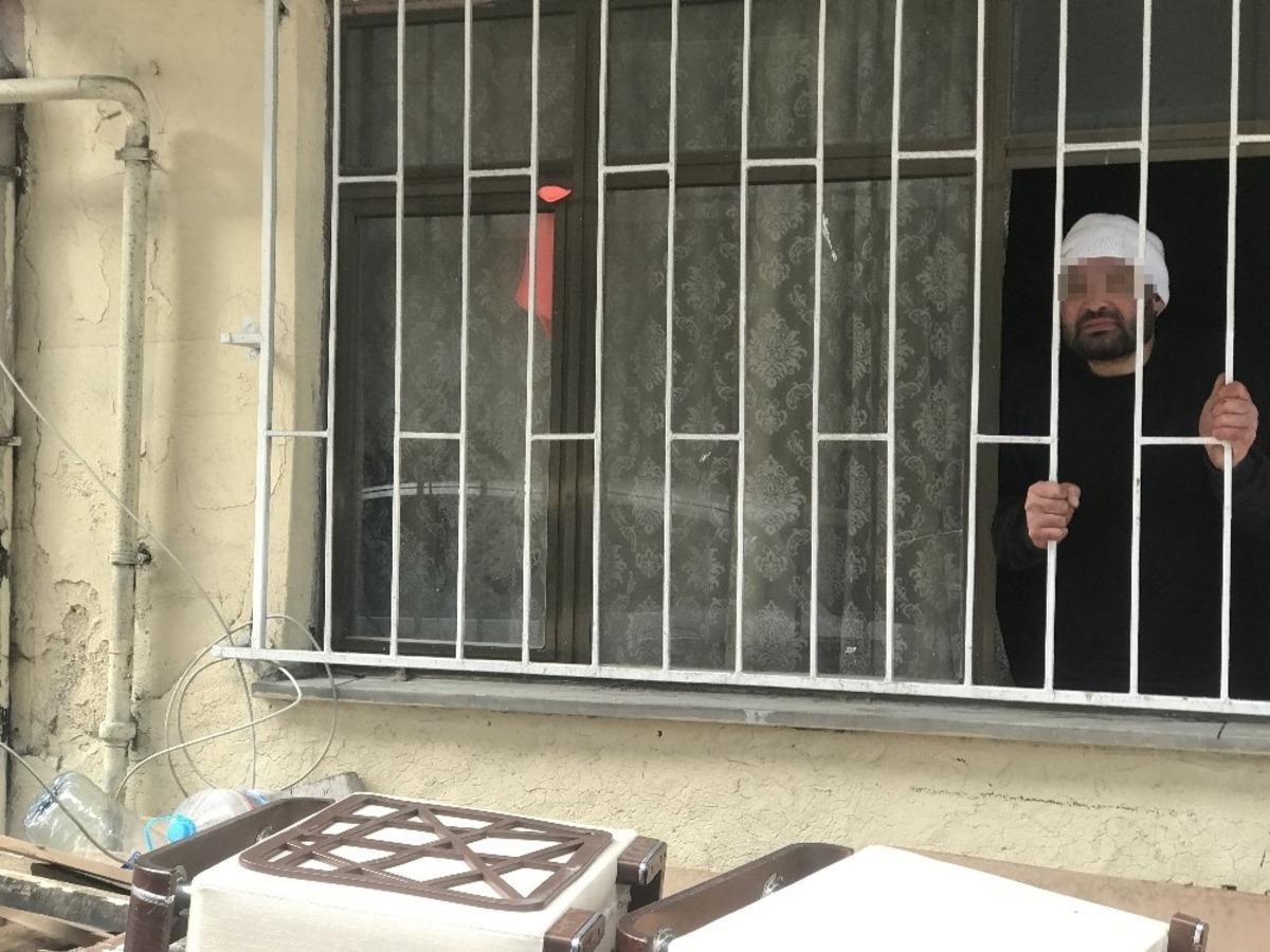 Arkadaşını bı&ccedil;akladı, "Ne oldu" diyerek camdan gazetecilere meyve uzattı