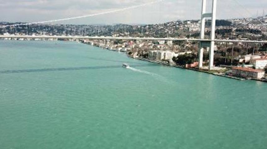 İstanbul Boğazı'nda ender görüntü! Turkuaz rengine büründü