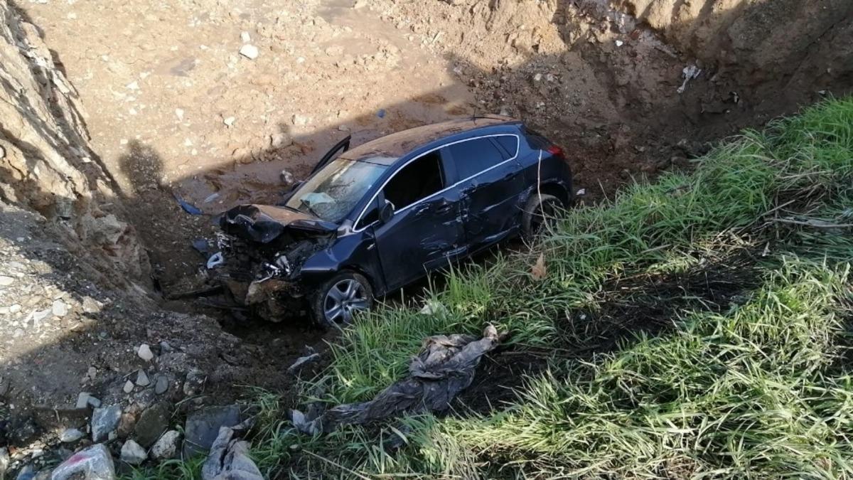 Direksiyon hakimiyetini kaybedip 5 metrelik &ccedil;ukura u&ccedil;tu