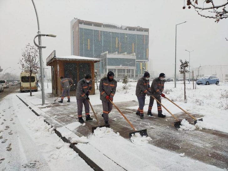 Yeşilyurt’ta kar temizleme çalışmaları sürüyor G3