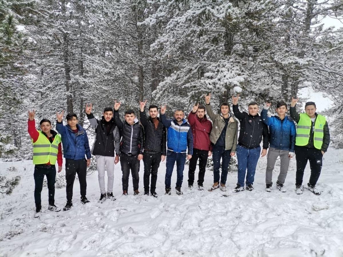 Yaban hayvanları i&ccedil;in doğaya yiyecek bıraktılar