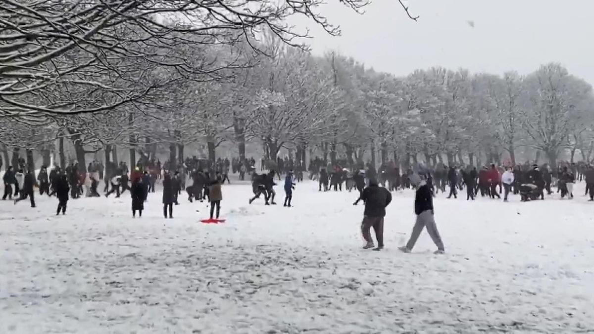 Londra&rsquo;da koronavir&uuml;s&uuml; hi&ccedil;e sayan onlarca kişi kartopu savaşı yaptı