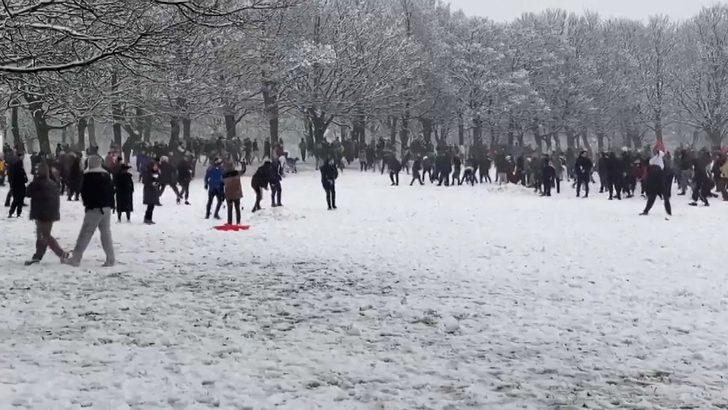 Londra’da koronavirüsü hiçe sayan onlarca kişi kartopu savaşı yaptı G2
