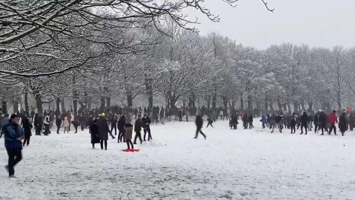 Londra’da koronavirüsü hiçe sayan onlarca kişi kartopu savaşı yaptı G3