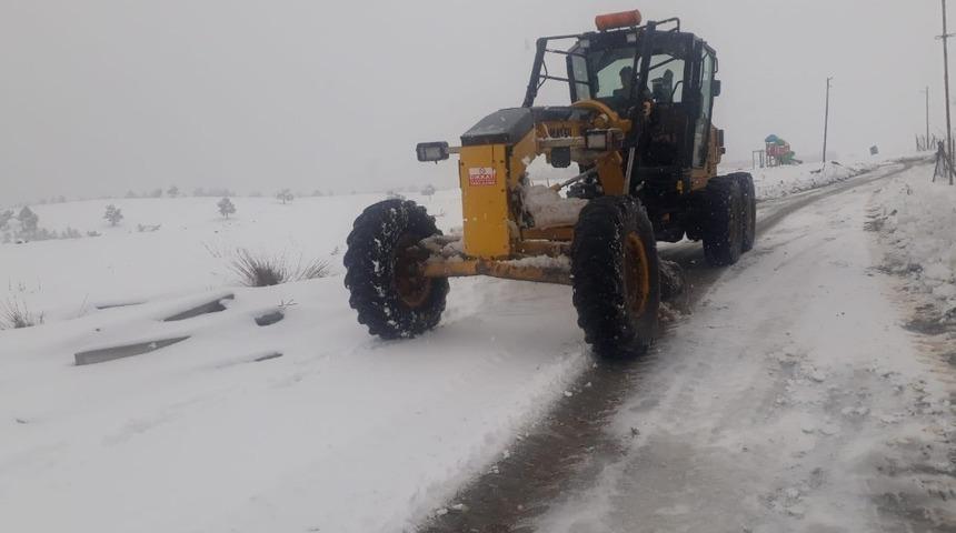 Dulkadiroğlu&rsquo;nda karla m&uuml;cadele s&uuml;r&uuml;yor