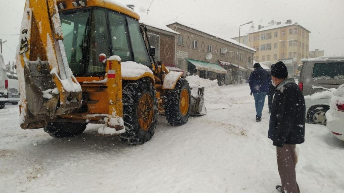 G&uuml;r&uuml;n&rsquo;de kar kalınlığı 30 santimetreye ulaştı