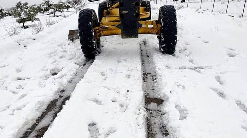 Kar nedeniyle kapanan 5 k&ouml;y yolu ulaşıma a&ccedil;ıldı