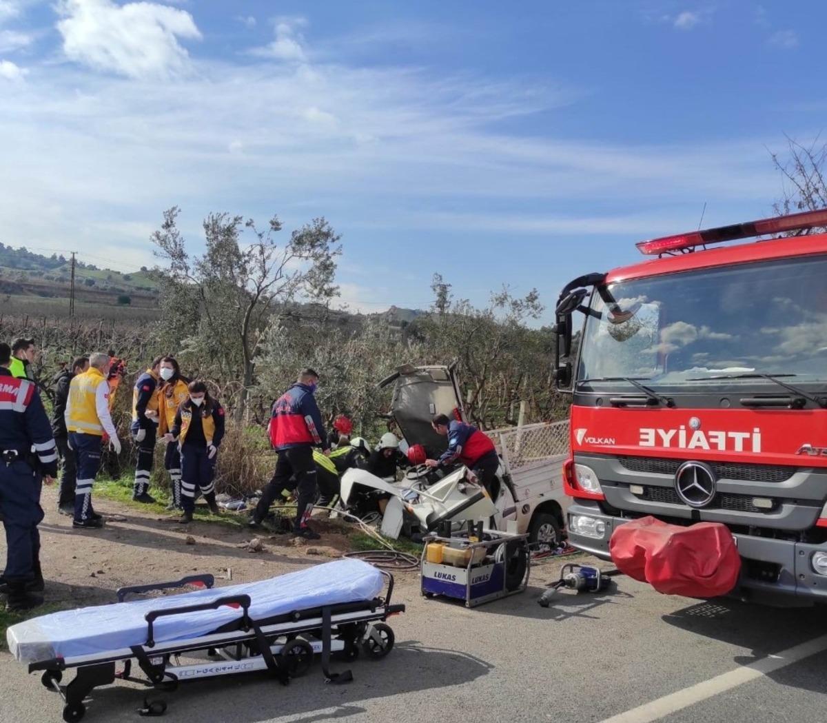 Kontrolden &ccedil;ıkan kamyonet su kanalına &ccedil;arptı: 1 &ouml;l&uuml;, 1 yaralı