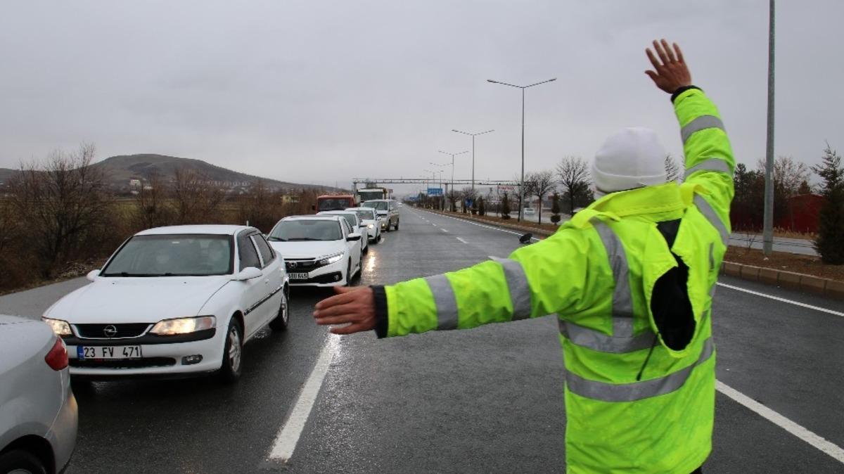 Elazığ&rsquo;da şehirler arası yollarda kış lastiği denetimi, kar lastiği olmayana izin verilmiyor