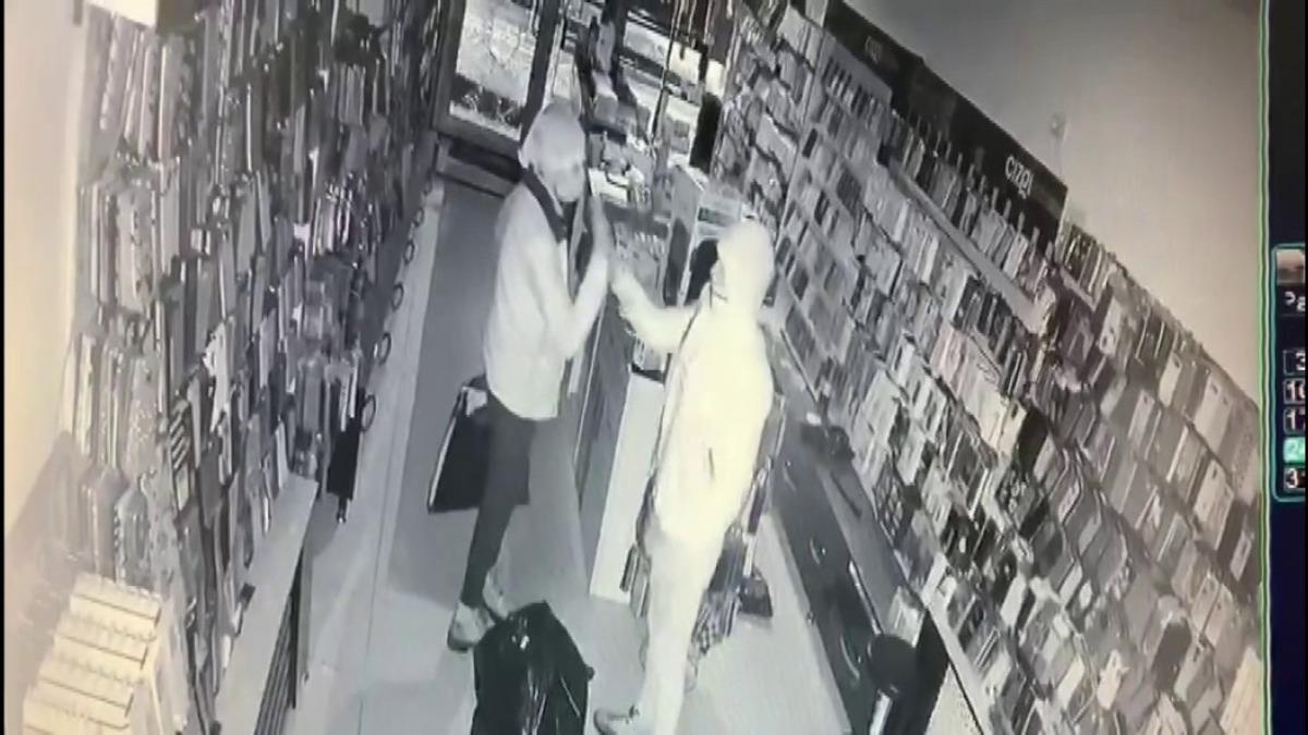 Hırsızlar g&uuml;le oynaya telefon &ccedil;aldılar