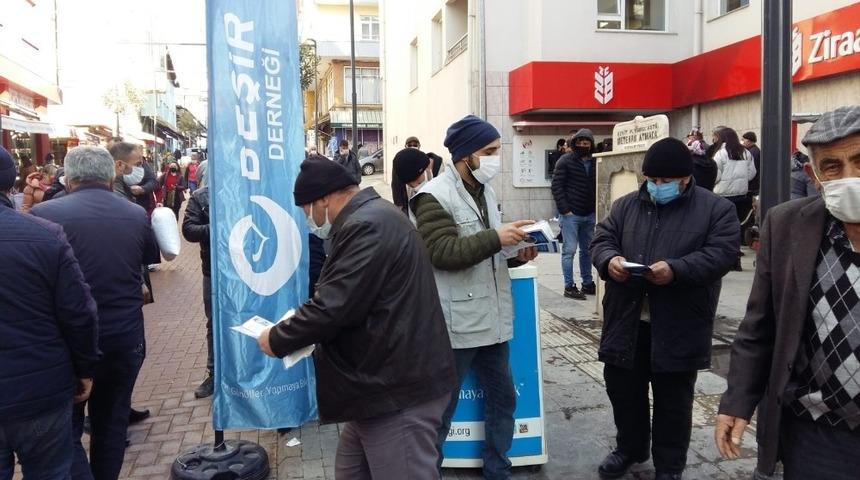 Pazar yerinde maske dağıtıldı