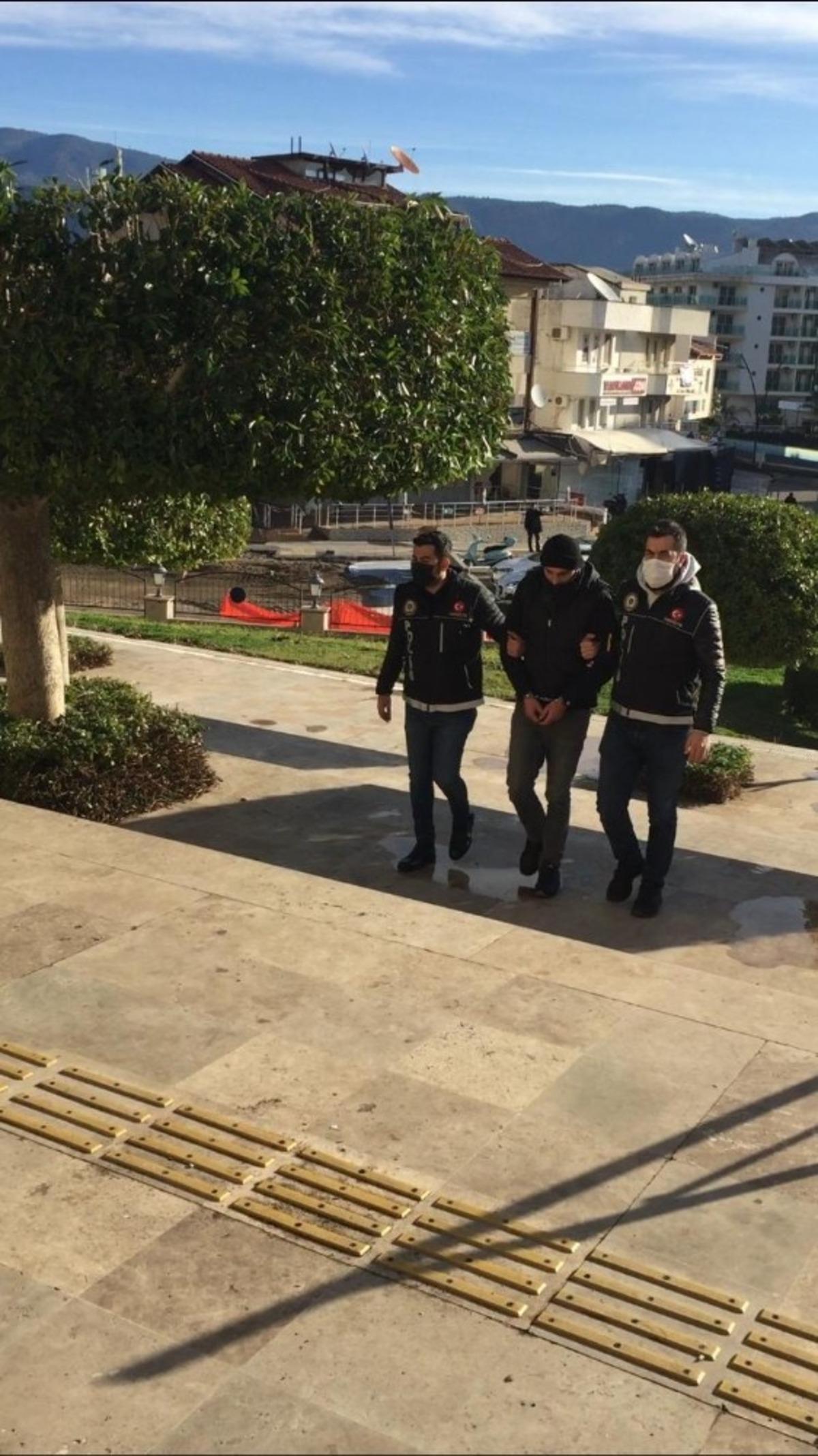 Emlak&ccedil;ı kokain satıcısı &ccedil;ıktı, polisten ka&ccedil;amadı