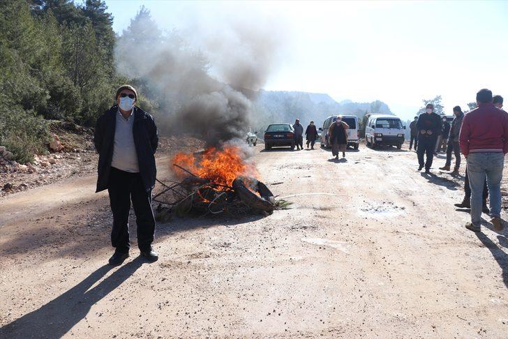 Heyelan nedeniyle evlerini boşaltması istenen köylüler mermer ocağının sahiplerine tepki gösterdi G1