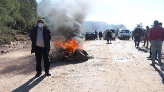 Heyelan nedeniyle evlerini boşaltması istenen köylüler mermer ocağının sahiplerine tepki gösterdi