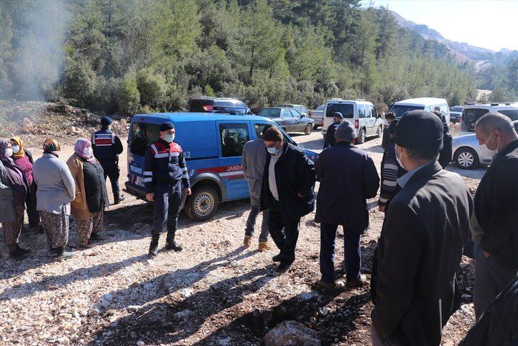 Heyelan nedeniyle evlerini boşaltması istenen köylüler mermer ocağının sahiplerine tepki gösterdi G2