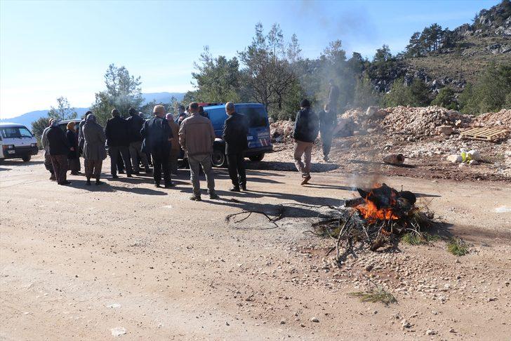 Heyelan nedeniyle evlerini boşaltması istenen köylüler mermer ocağının sahiplerine tepki gösterdi G3