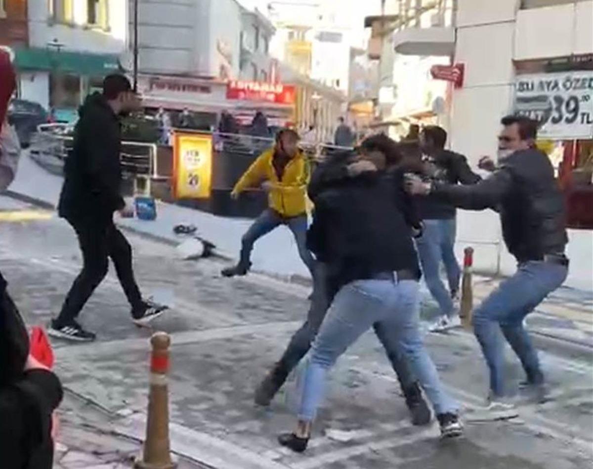 Cadde ortasında tekme yumruk kavga ettiler