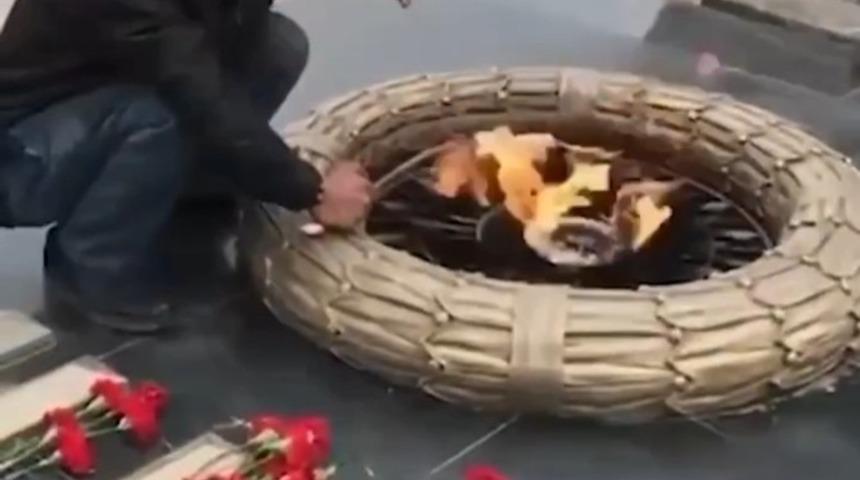 İkinci D&uuml;nya Savaşı anıtında mangal yapan kişi tutuklandı
