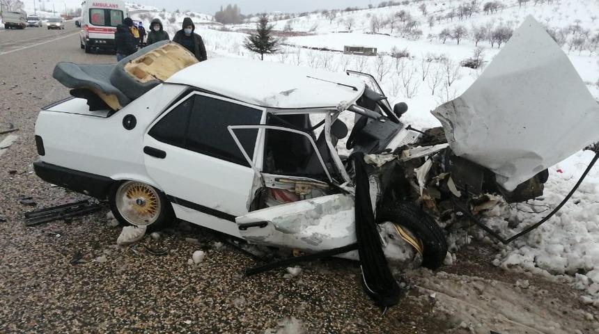 Kamyonet otomobile &ccedil;arptı