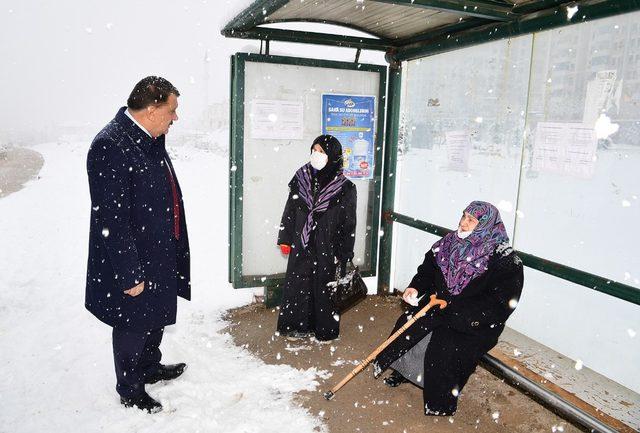 Kar küreme çalışmalarını çalışmalarını yerinde inceledi