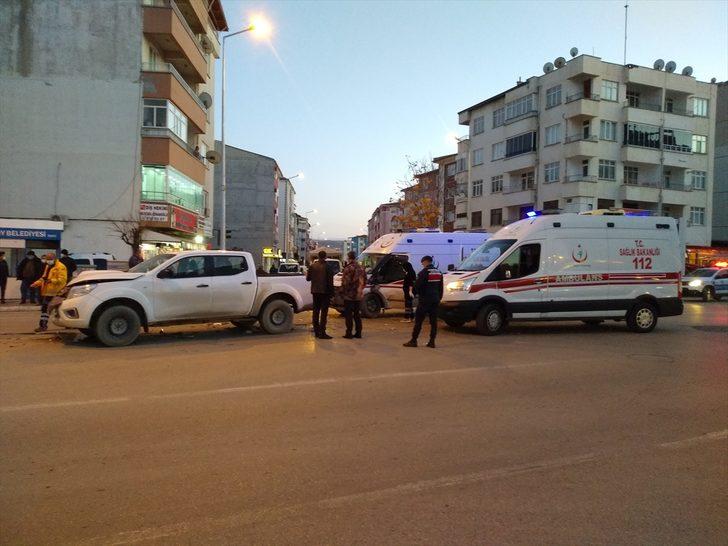 Yozgat'ta ambulans ile kamyonet çarpıştı: 3 yaralı G1