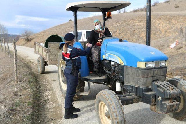 Sarımsak tarlasında çalışan kadınlara KADES’i anlattılar