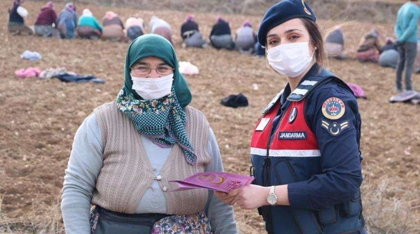 Sarımsak tarlasında çalışan kadınlara KADES’i anlattılar