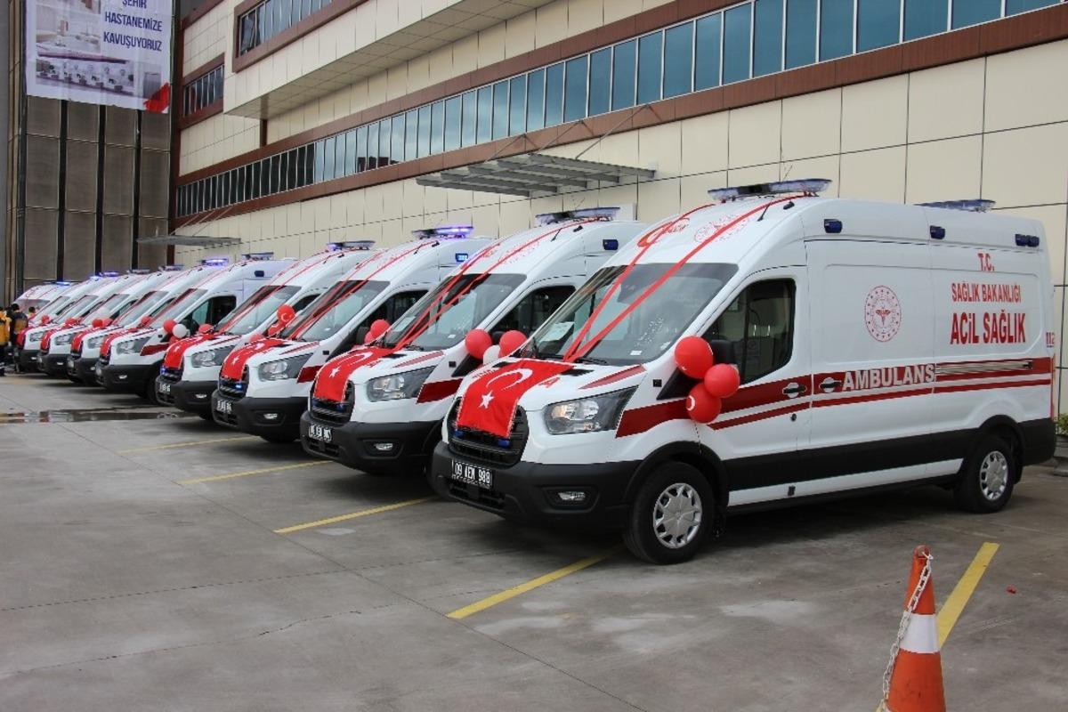 Bakanlıktan gelen ambulanslar teslim edildi