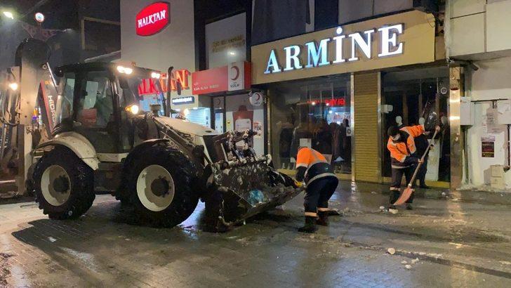 Ağrı Belediyesi kar temizleme çalışmalarına aralıksız devam ediyor G3
