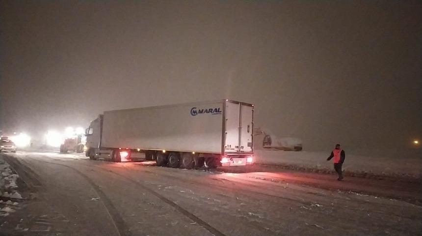 Bitlis'te kar ve tipi nedeniyle yolda kalan TIR'lar, ekiplerin müdahalesi ile çıkarıldı