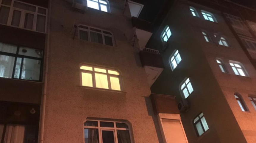 Bahçelievler'de korkunç olay: Önce oğlunu bıçakladı sonra pencereden atladı