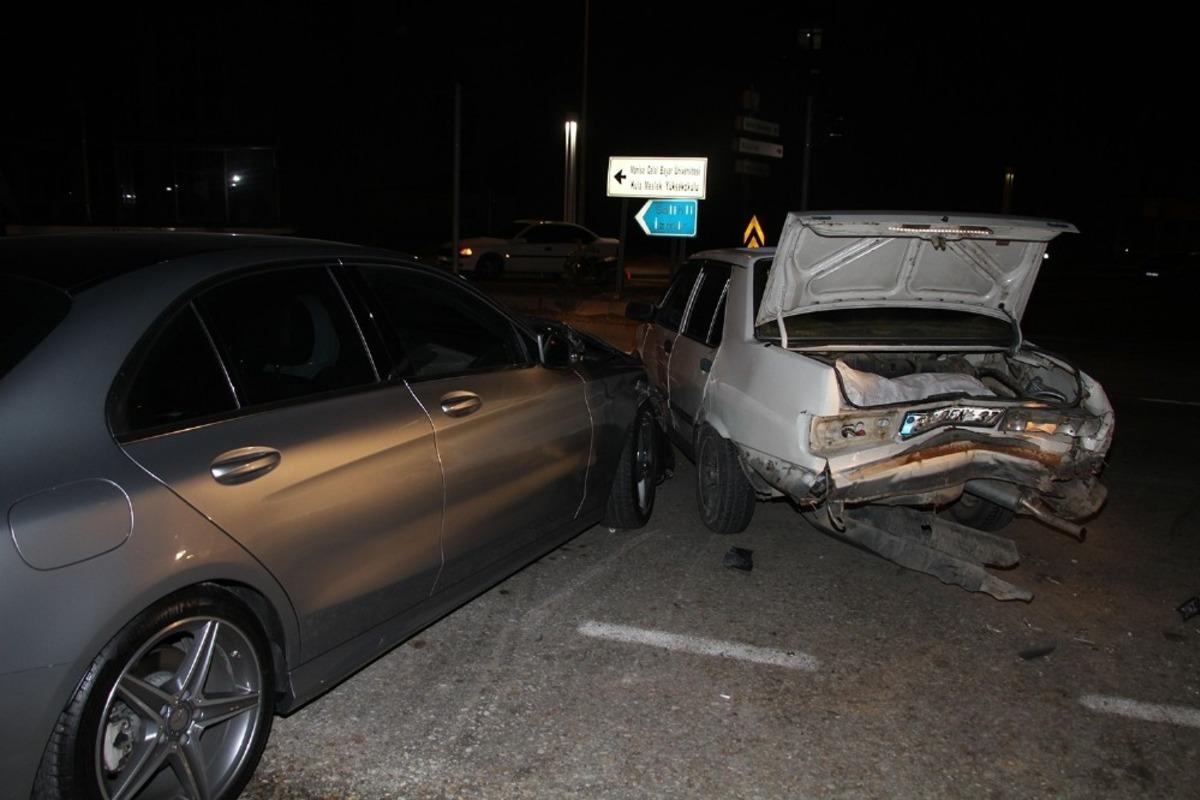 4 aracın karıştığı kazada ortalık savaş alanına d&ouml;nd&uuml;: 1 yaralı