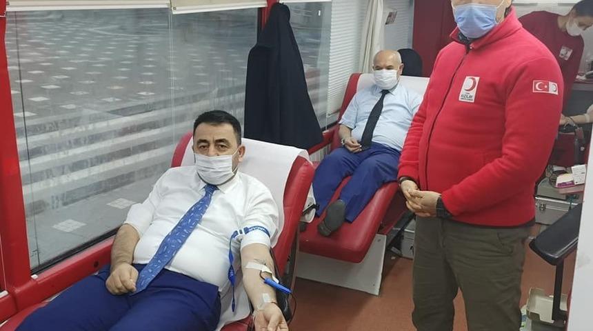Müftü Ayvaz ve personelinden Kızılay’a kan bağışı