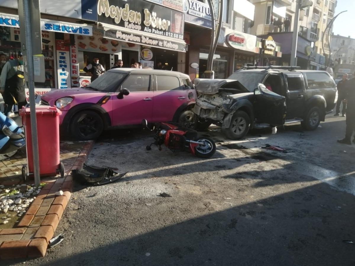 Direksiyonda rahatsızlandı, ara&ccedil;lara &ccedil;arparak durabildi: 4 yaralı